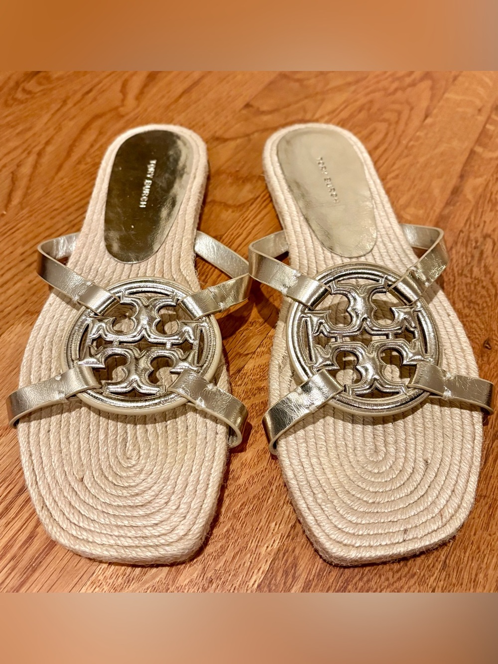 Tory Burch Bombe Miller Medallion Sandal Metallic size 9